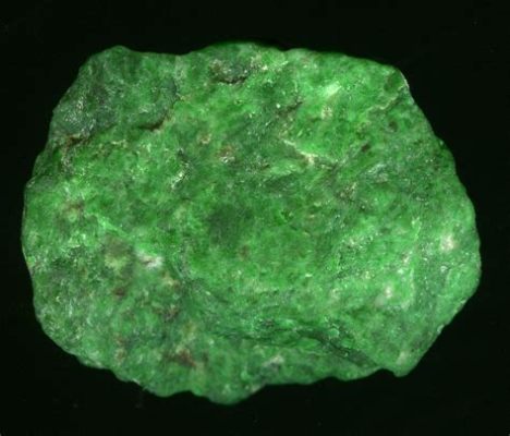  Jadeita: Un Mineral Versátil para la Industria y la Tecnología de Alta Potencia!