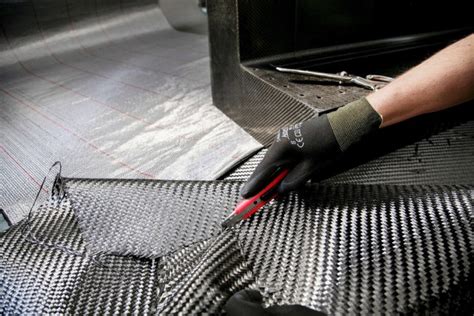 ¿Fibra de Carbono: El Material del Futuro en la Ingeniería Aeronáutica y Automovilística?